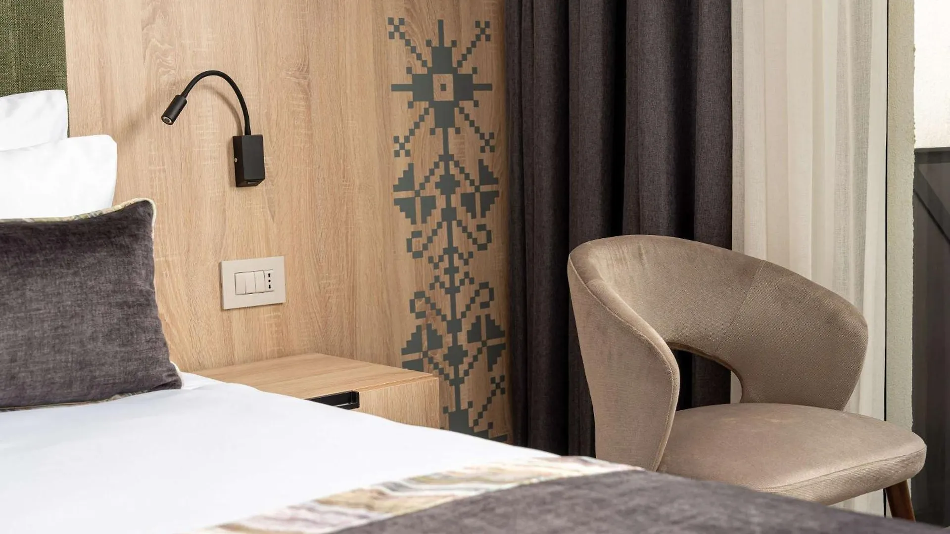 Mercure Conacul Cozieni Pasarea 4*,